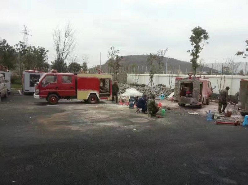 我公司給云南昭通鄉(xiāng)鎮(zhèn)消防隊(duì)維修翻新消防車(chē)輛。。